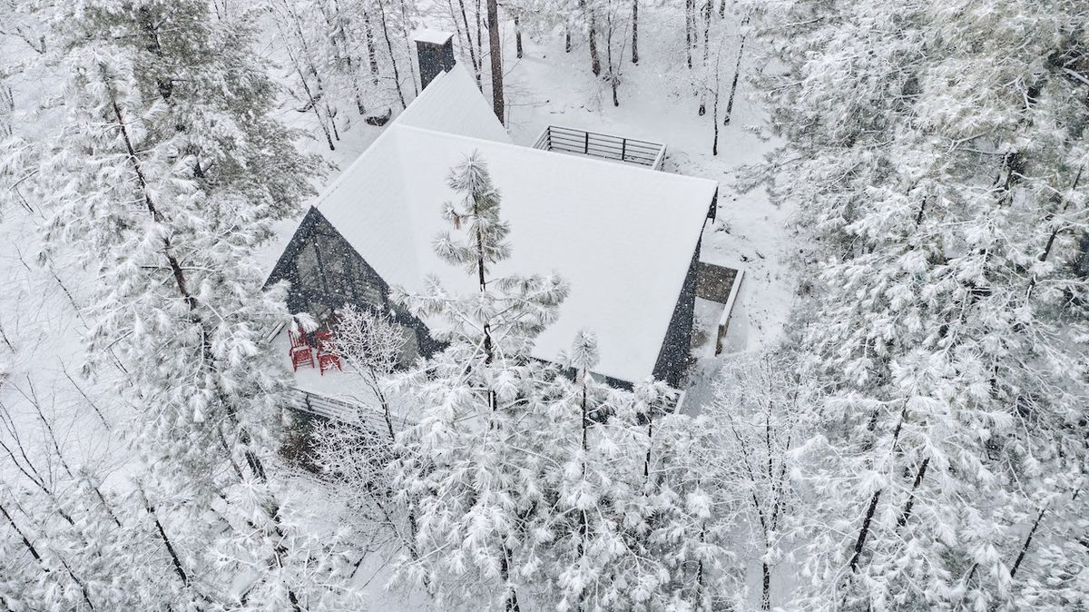 Dvojité áčko v lese: Americká chata ukazuje, jak skloubit moderní bydlení s duší chalupy